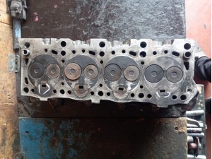 Mazda b2200 çıkma orjinal silindir kapağı dolu şekilde 