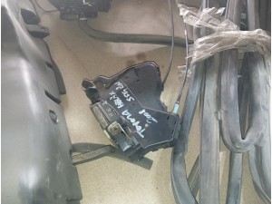 2008 Toyota Hilux sağ ön kapı kilidi 