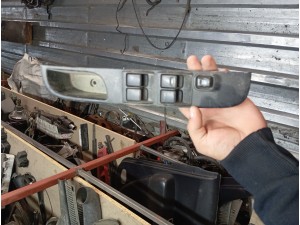 Mitsubishi L200 CR sol dörtlü cam düğmesi 