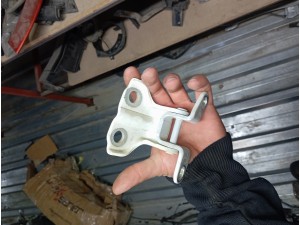 Ssangyong korando actyon sol arka alt üst kapı menteşesi 