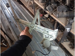 2004 Suzuki Grand Vitara sol ön cam kirkosu 