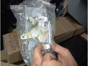 Mazda B2200 sıfır bagaj kilidi 