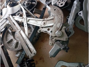 Suzuki splash sol sağ ön cam kirkosu 