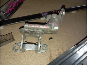 Mitsubishi L200 CR sol arka kapı menteşesi 