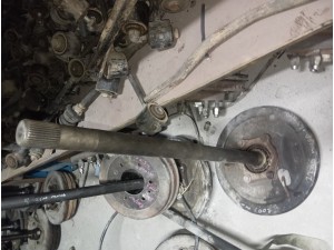 Mazda E2200 sol arka aks 