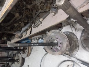 Mazda B2500 sol arka aks 