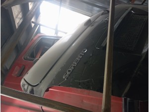 Kia Sorento ufak hasarlı siyah dolu bagaj kapağı 