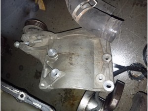 2018 Suzuki Grand Vitara 1.6 benzinli şarj dinamosu ayağı 