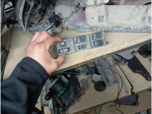 2001 Toyota Hilux sol ön cam düğmesi 