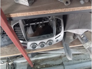Mitsubishi L200 CR 2015 çıkma orjinal elektronik klima kontrol paneli ve çerçevesi 